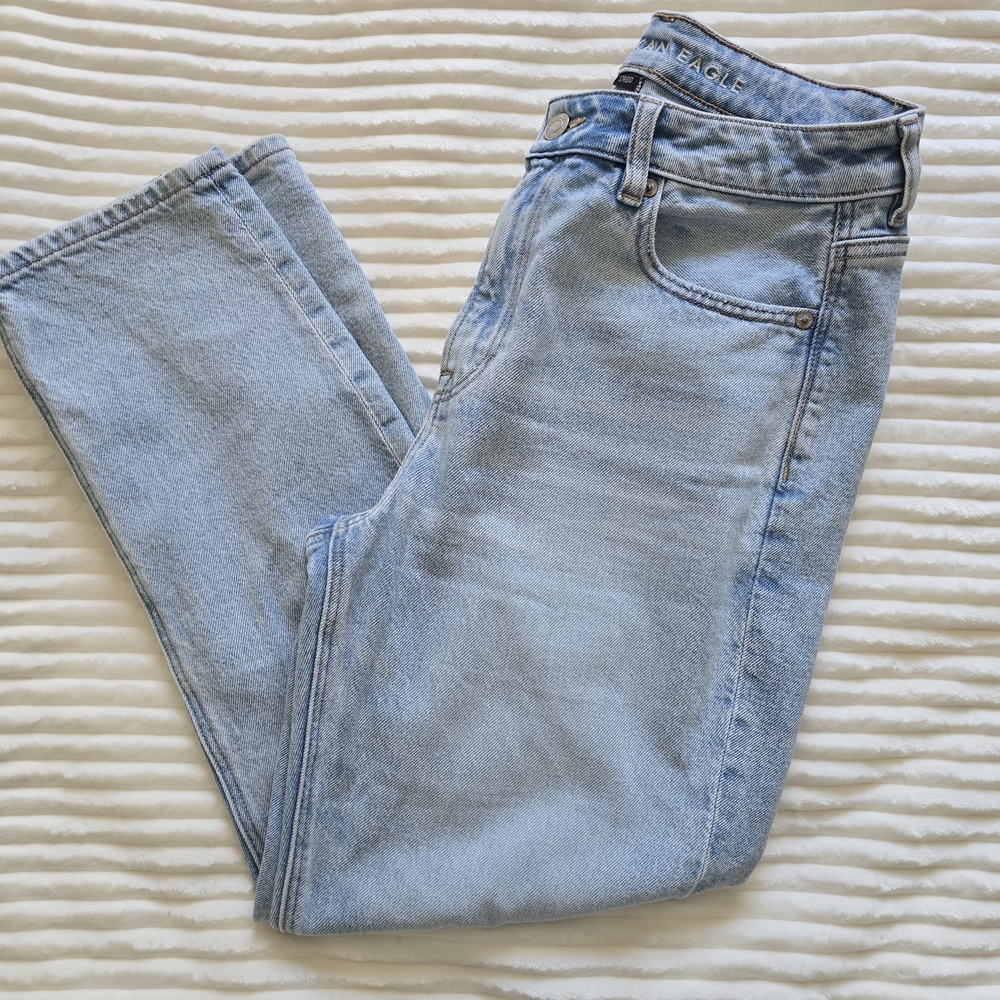 American Eagle Strigid Mom Jeans Light Wash High Waisted Size 6 Short